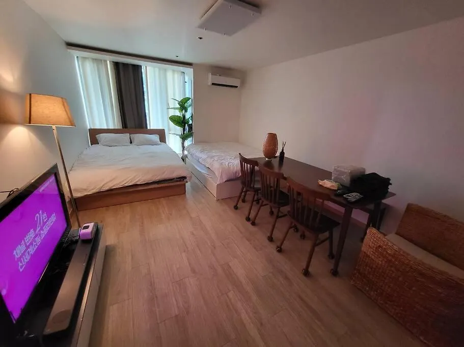 Contacten van #2 Queen Bed #Livingroom #Sofa #Gangnam Station #High Floor #Rest #Sinnonhyeon Station #Metro Line No9