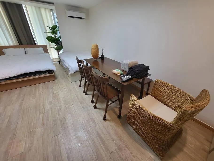 #2 Queen Bed #Livingroom #Sofa #Gangnam Station #High Floor #Rest #Sinnonhyeon Station #Metro Line No9 Seoel 0*,  Zuid-Korea